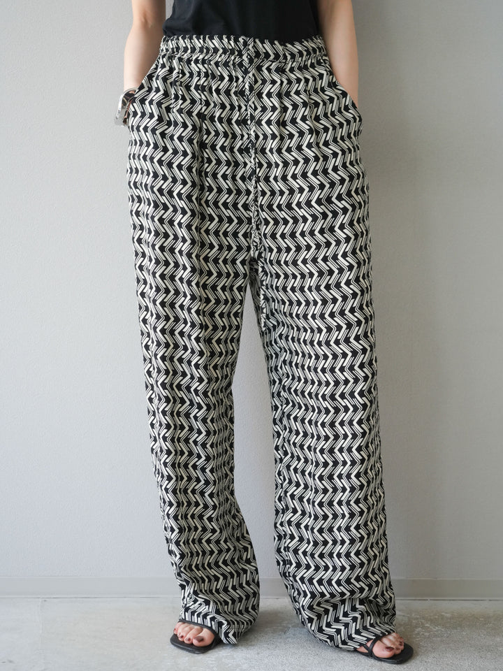[予約]レーヨンフレックススラブウェーブ柄ストレートパンツ/ブラック