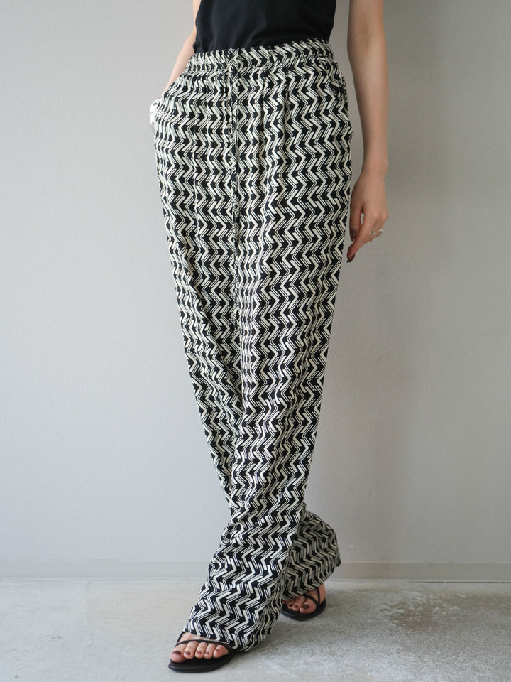 [予約]レーヨンフレックススラブウェーブ柄ストレートパンツ/ブラック