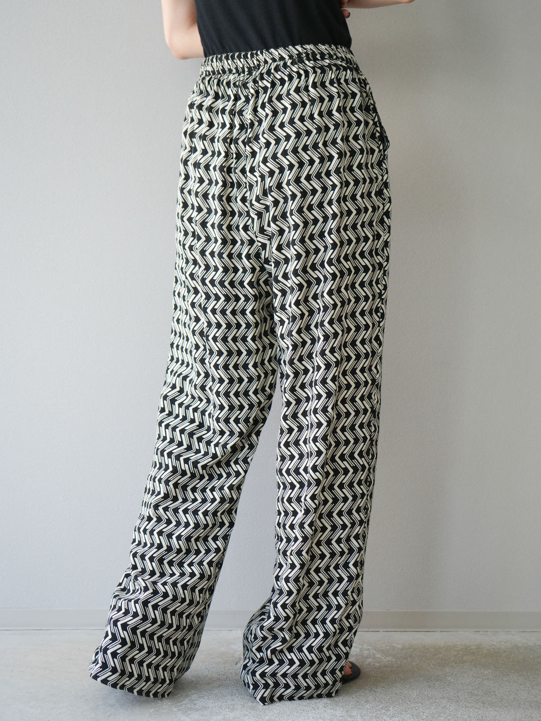 [予約]レーヨンフレックススラブウェーブ柄ストレートパンツ/ブラック