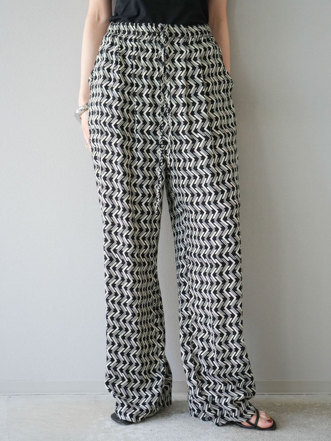 [予約]レーヨンフレックススラブウェーブ柄ストレートパンツ/ブラック