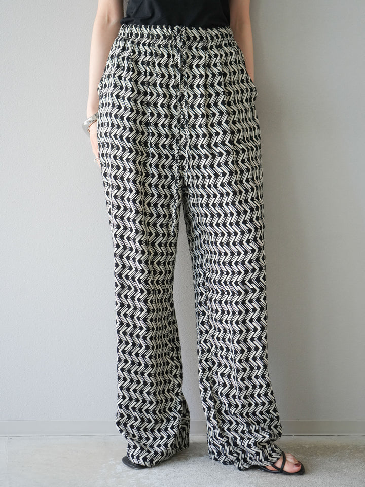 [予約]レーヨンフレックススラブウェーブ柄ストレートパンツ/ブラック