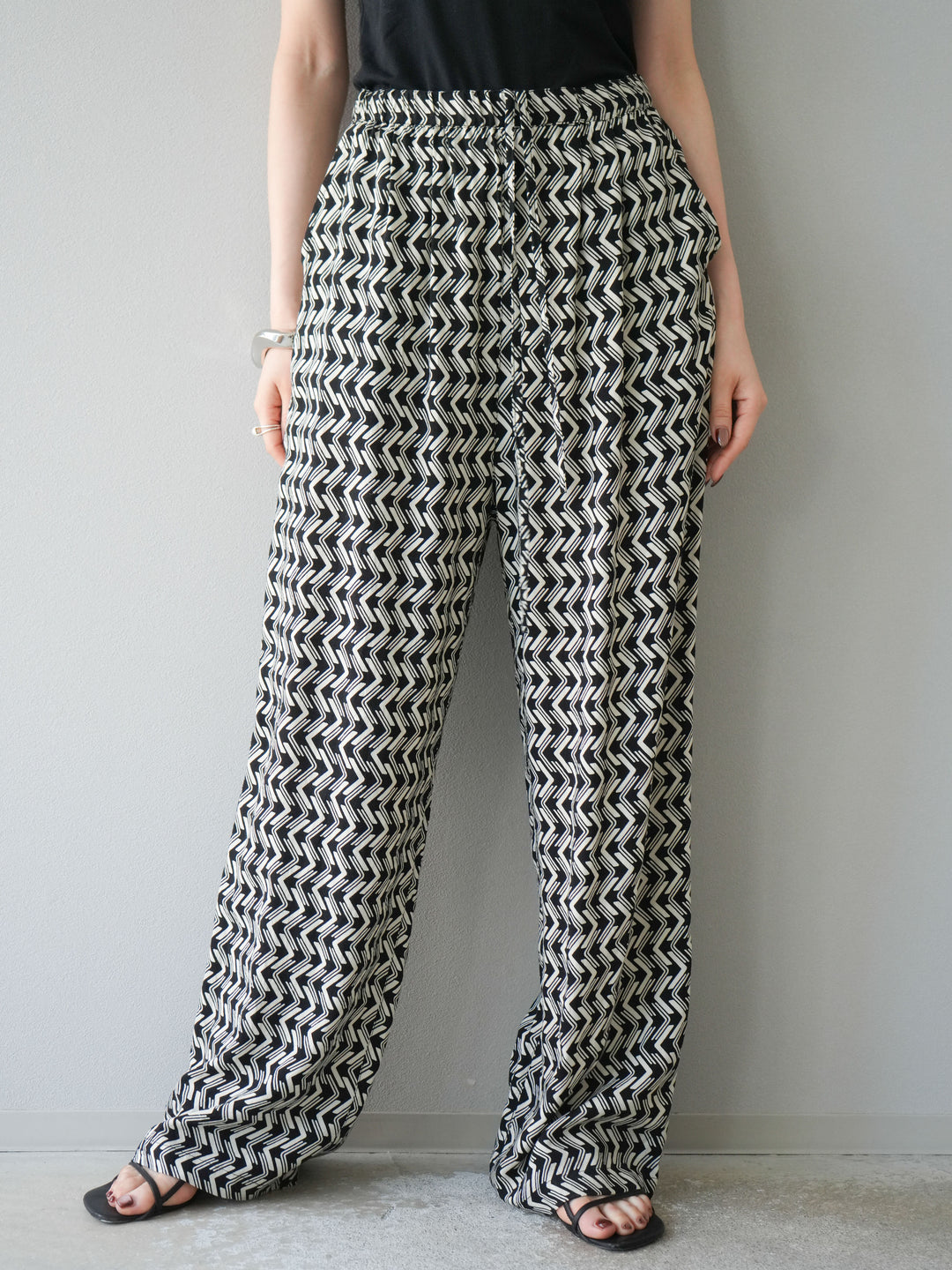 [予約]レーヨンフレックススラブウェーブ柄ストレートパンツ/ブラック