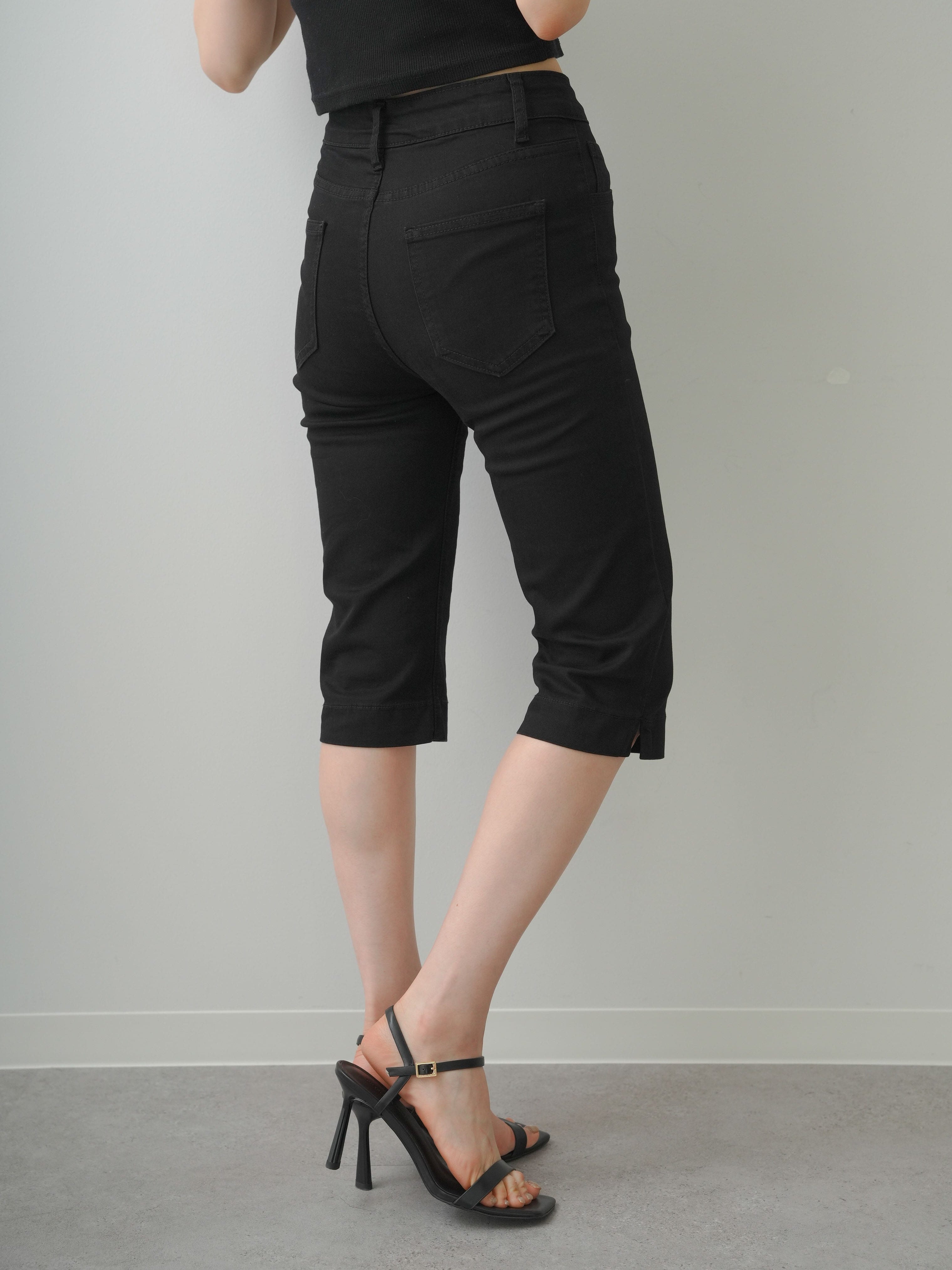 Capri pants カプリ パンツ FEKETE フェケテ の velour frill capri