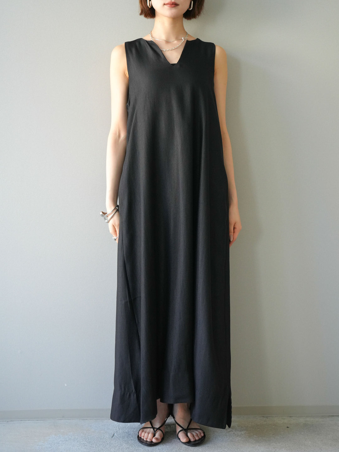 [予約]スキッパーフレアノースリーブワンピース/black
