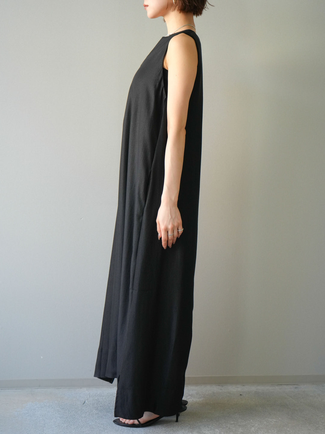 [予約]スキッパーフレアノースリーブワンピース/black