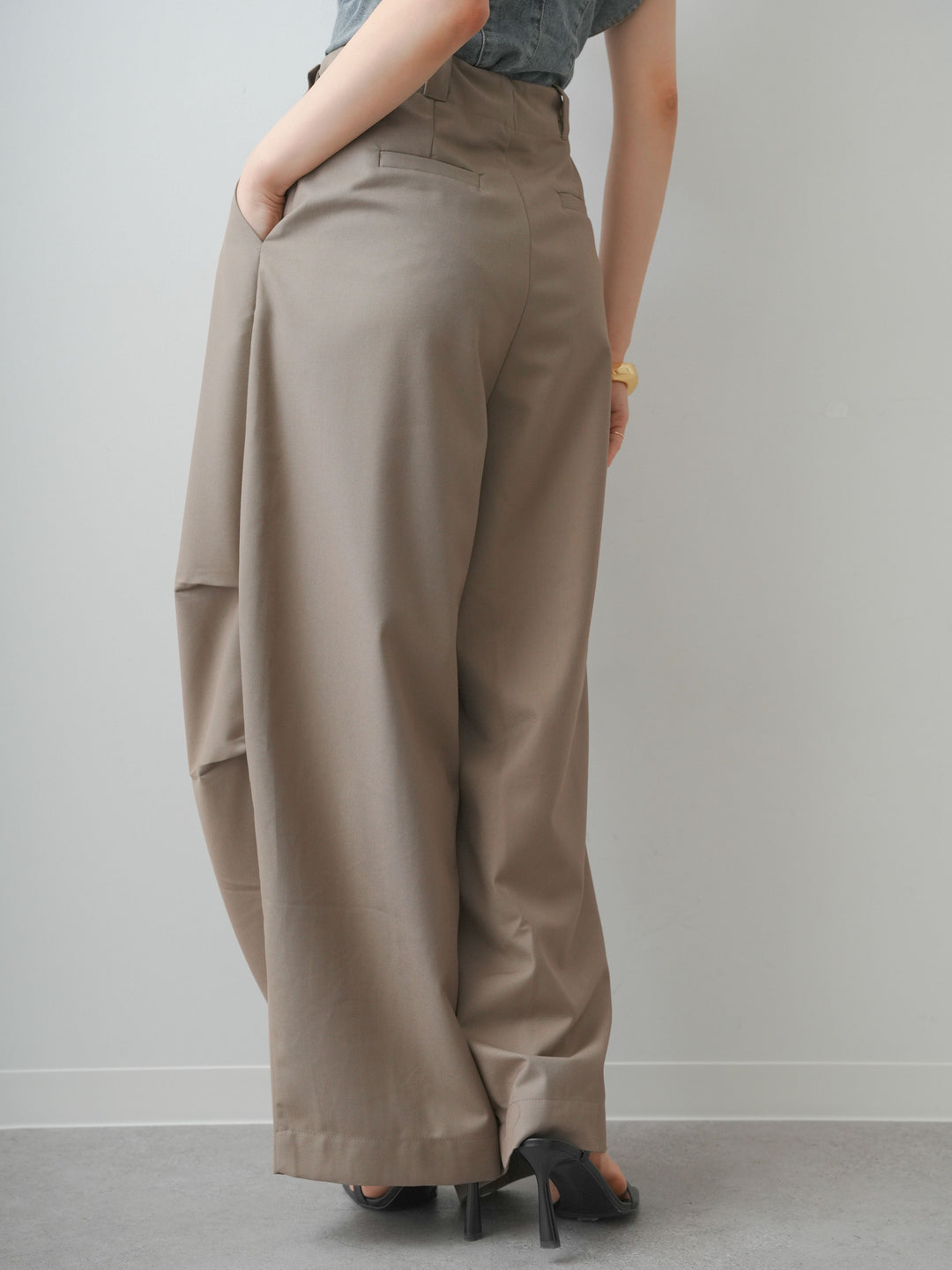 【預購】皮帶環弧形收口寬褲/棕色