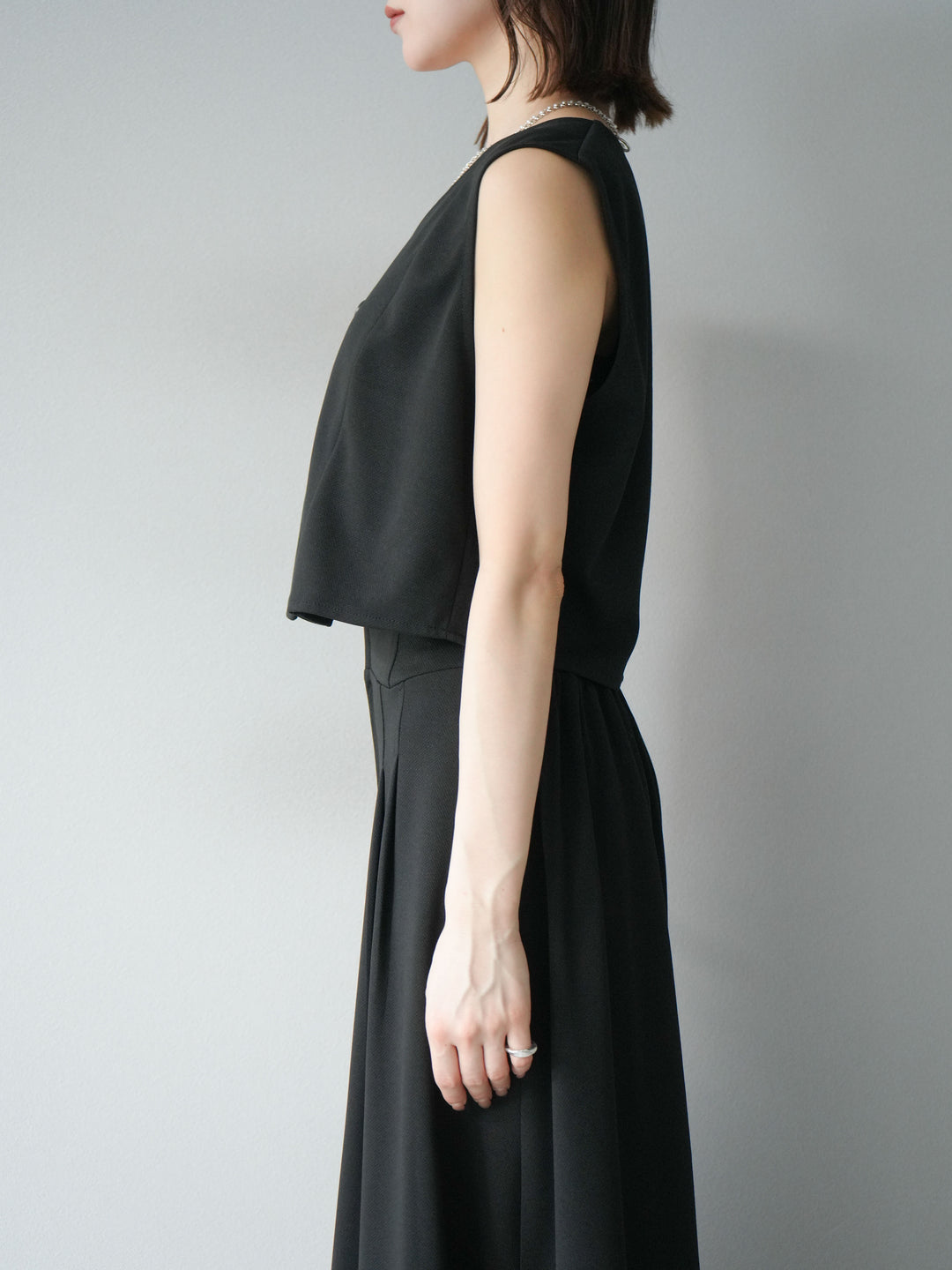 [予約]ポンチノーカラーベスト/ブラック