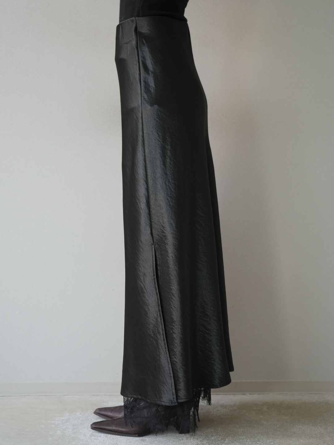 [予約]裾レースサテンナロースカート/ブラック