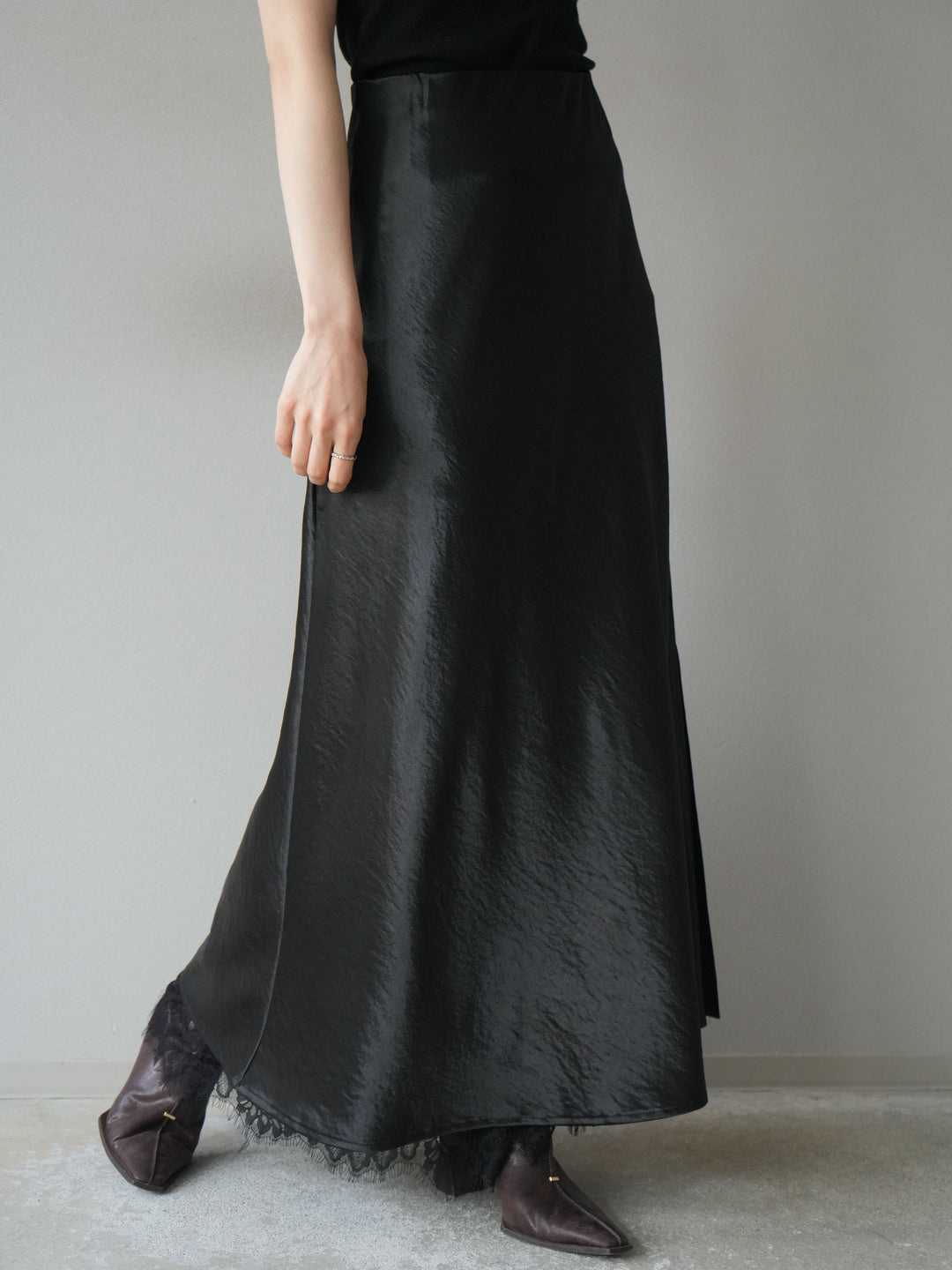 [予約]裾レースサテンナロースカート/ブラック