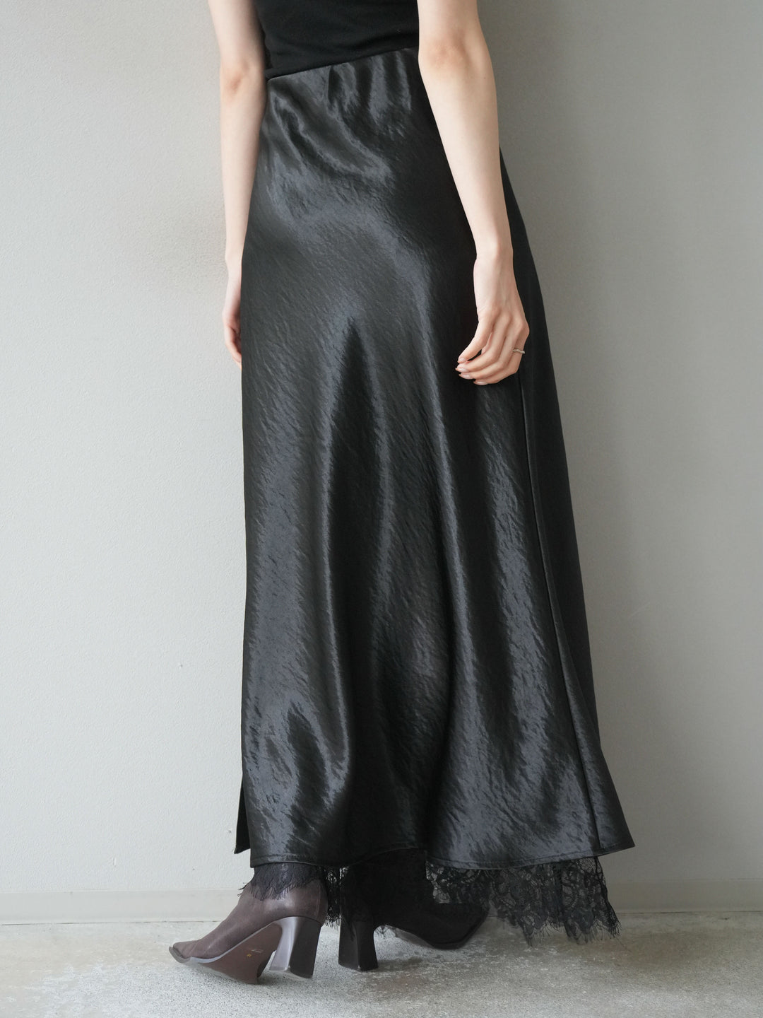 [予約]裾レースサテンナロースカート/ブラック
