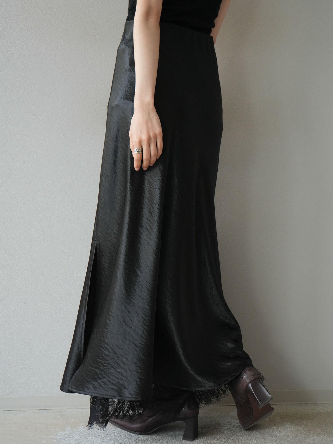 [予約]裾レースサテンナロースカート/ブラック