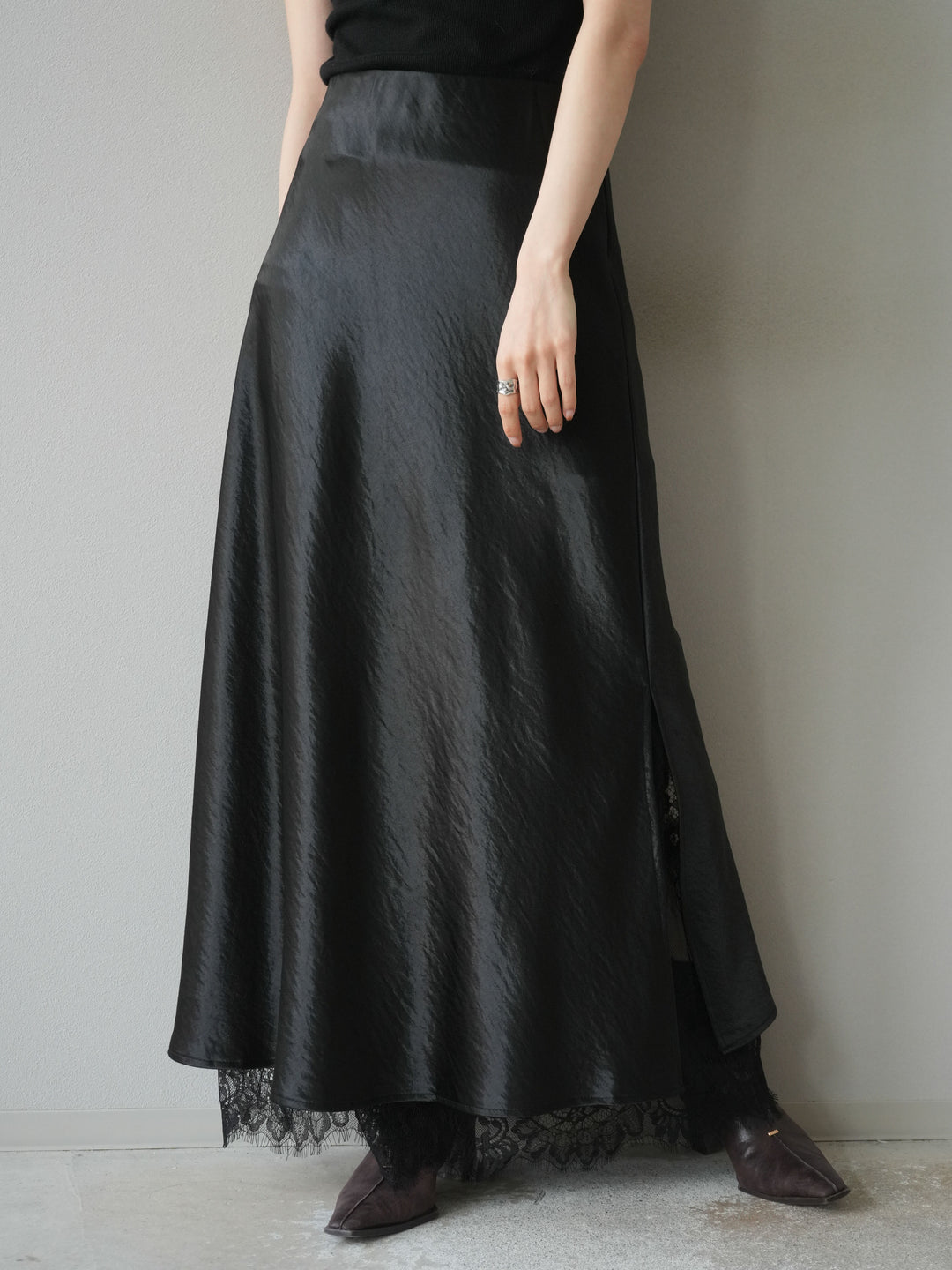[予約]裾レースサテンナロースカート/ブラック