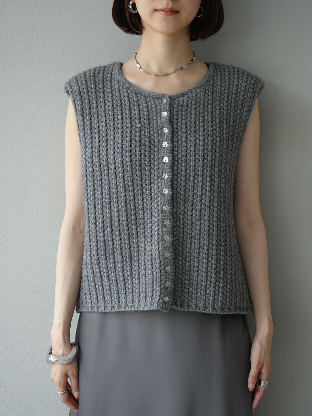 [予約]ランダムボタンニットベスト/チャコール