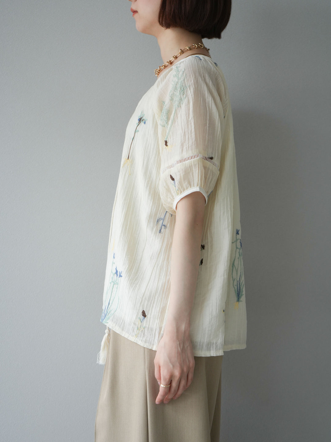 【預購】花朵刺繡半身襯衫/象牙白