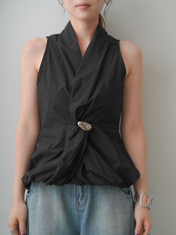 [予約]シルバーブローチ付ぺプラムツイストトップス/black
