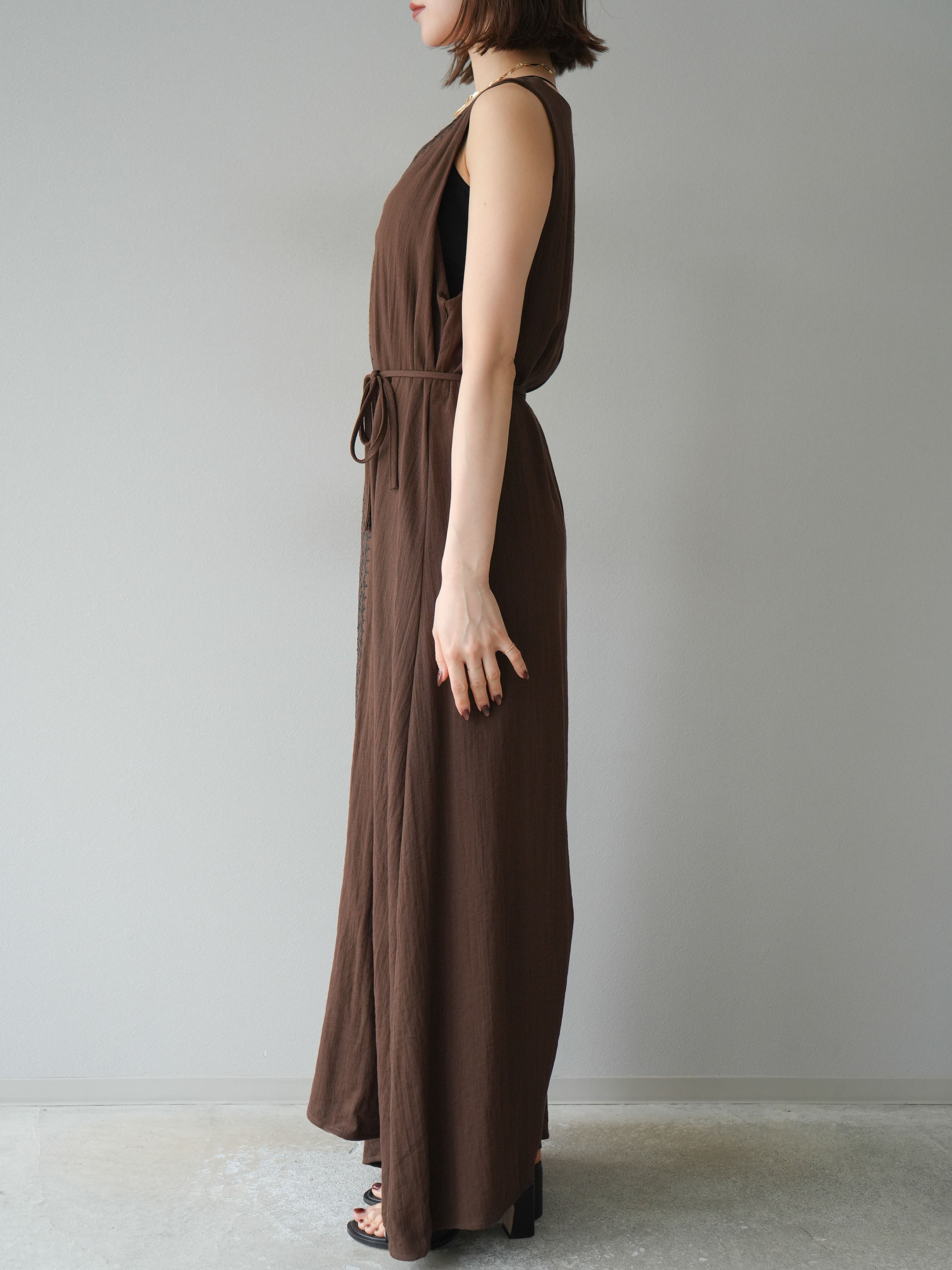 予約]刺繍Vネックワンピース/ブラウン – Lumier