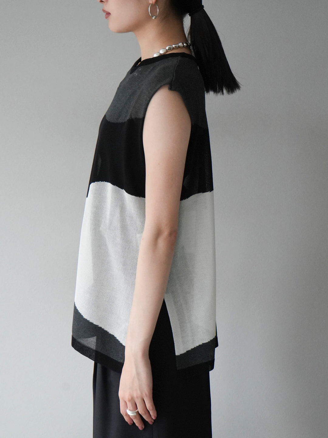 [Pre-order] Bicolor sheer knit sleeveless top/black