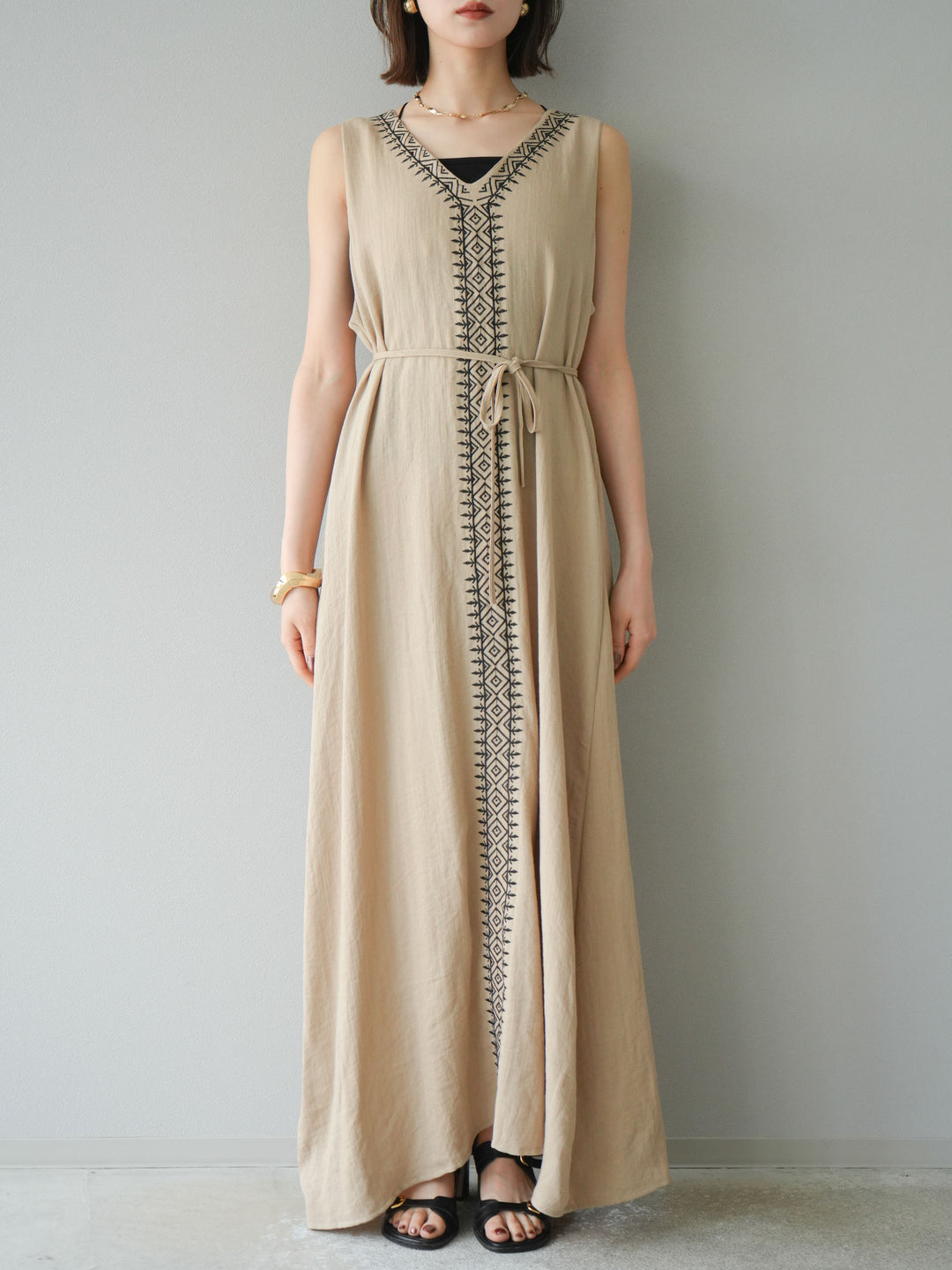 【預購】刺繡V領洋裝/米色