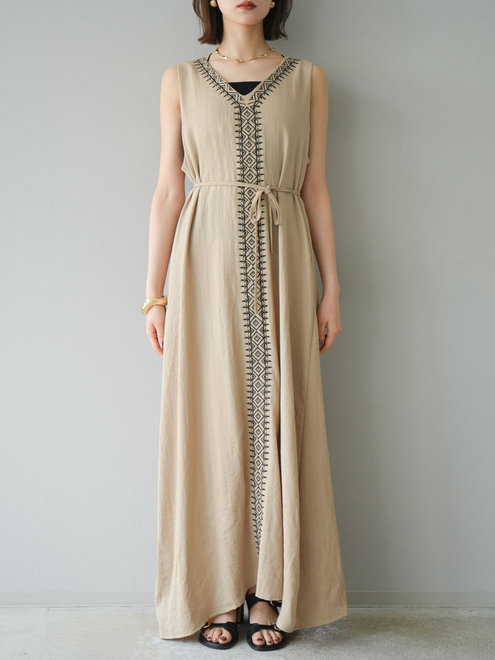 【預購】刺繡V領洋裝/米色