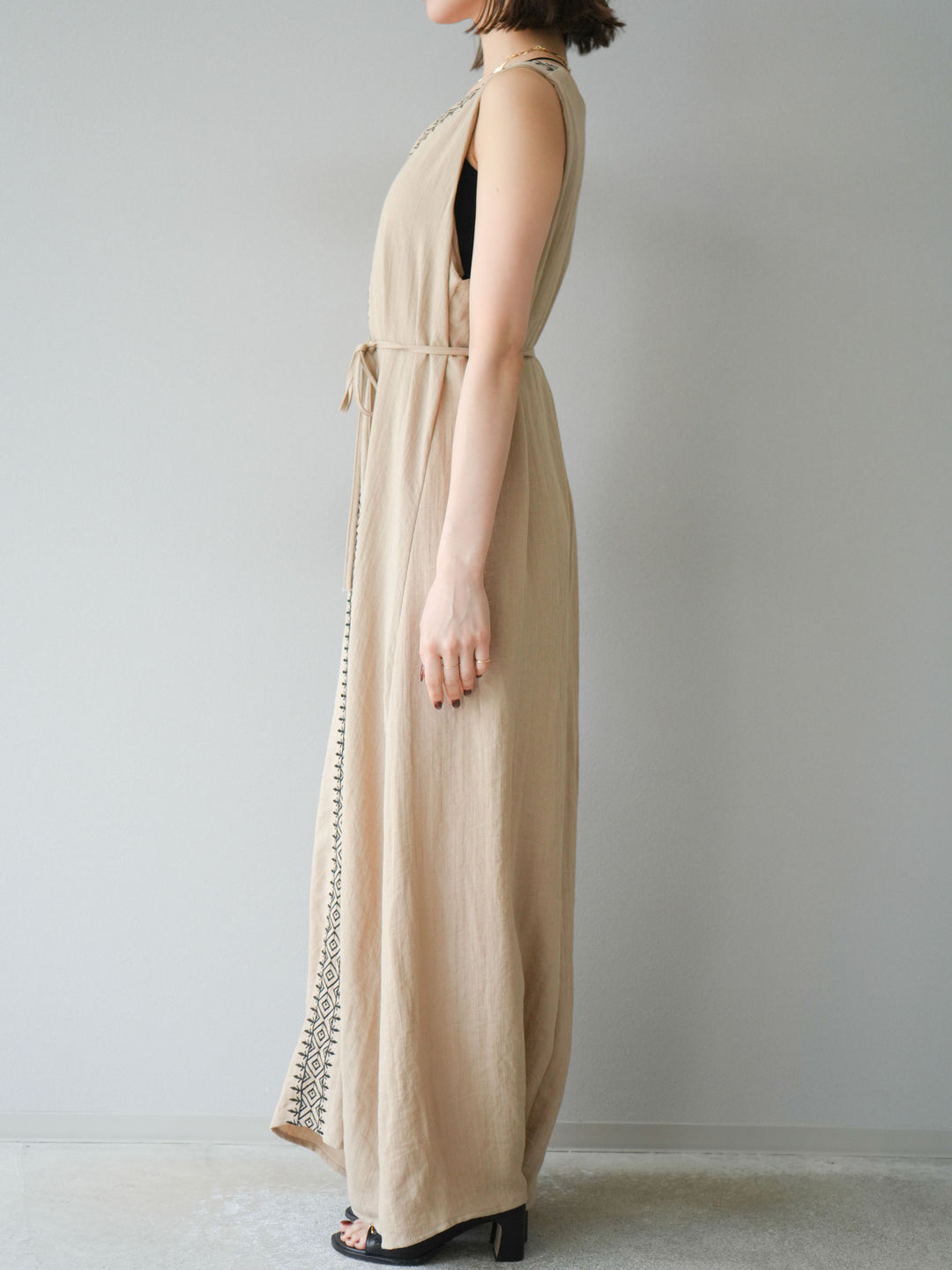 【預購】刺繡V領洋裝/米色