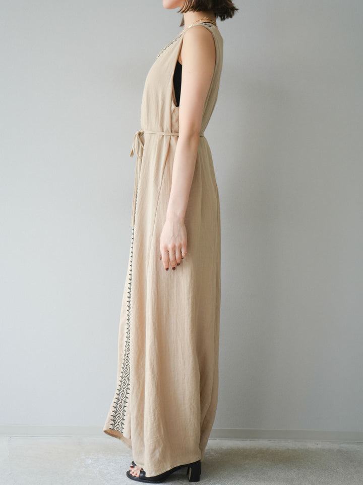 【預購】刺繡V領洋裝/米色