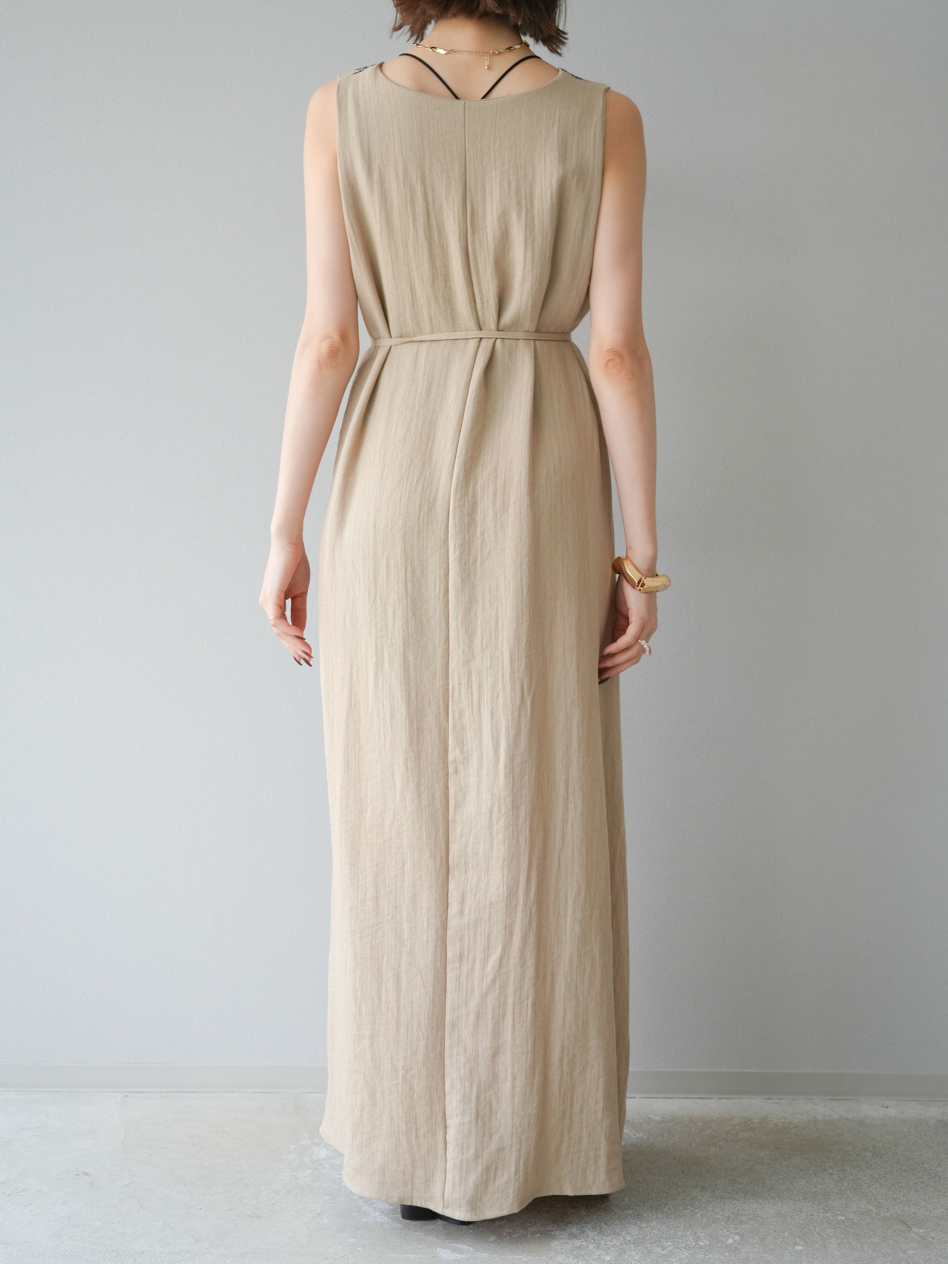 予約]刺繍Vネックワンピース/ベージュ – Lumier