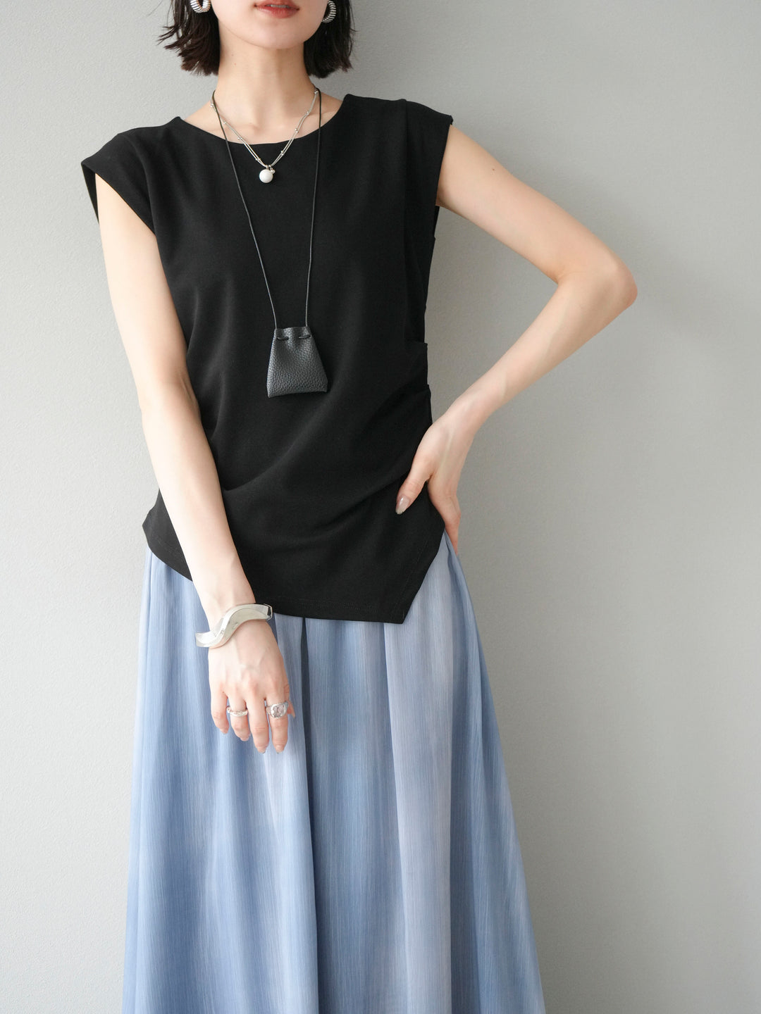 [予約]サイドギャザーTシャツ＆巾着レザーネックレスSET /ブラック