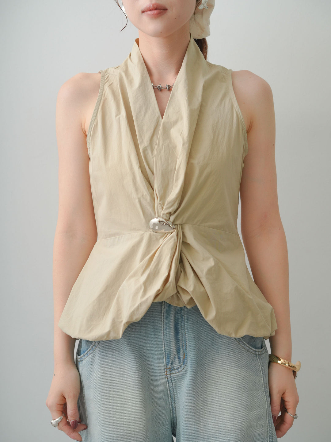 [予約]シルバーブローチ付ぺプラムツイストトップス/beige