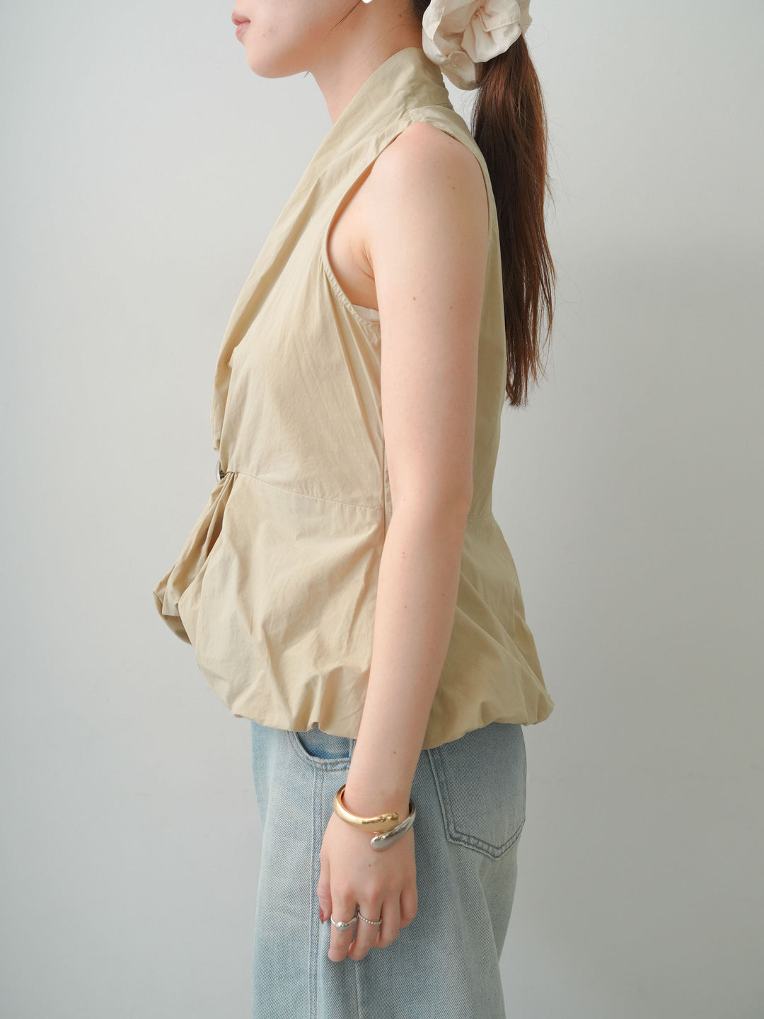 [予約]シルバーブローチ付ぺプラムツイストトップス/beige