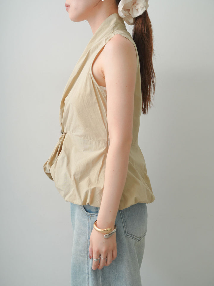 [予約]シルバーブローチ付ぺプラムツイストトップス/beige