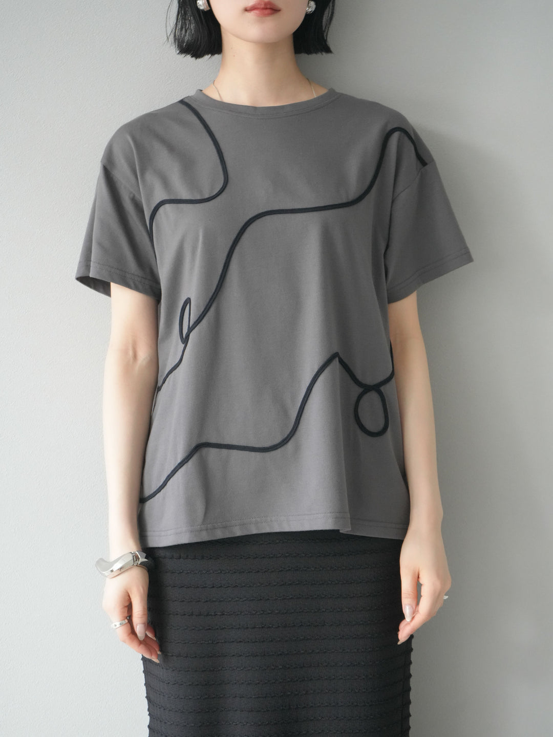 [予約]コード刺繍ルーズTシャツ/チャコール