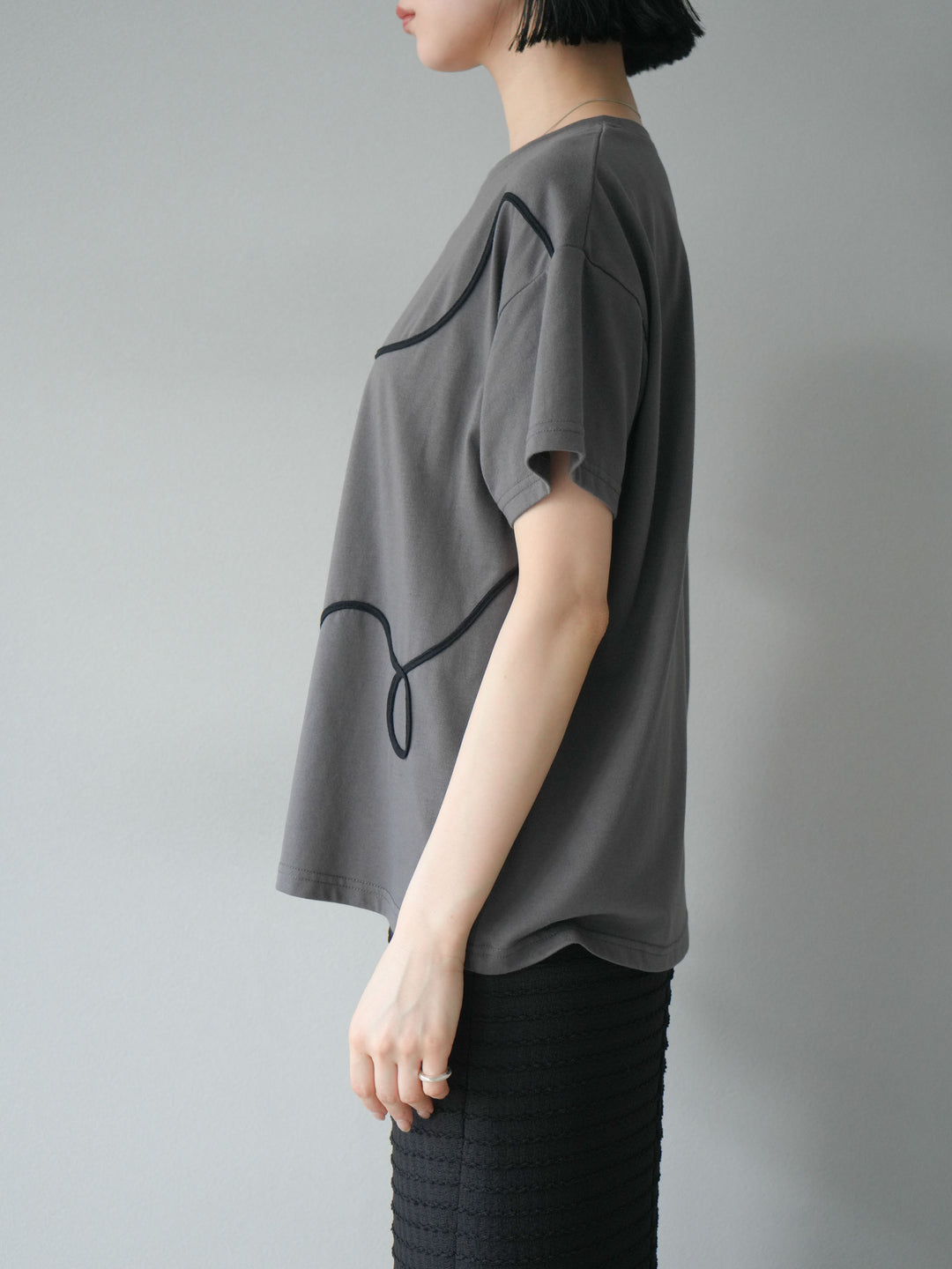 [予約]コード刺繍ルーズTシャツ/チャコール