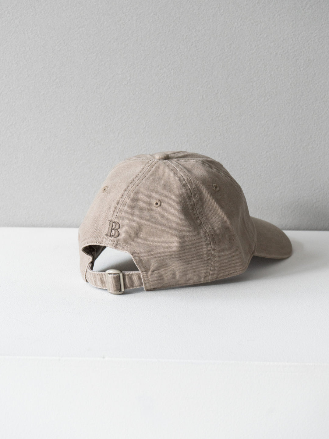 【預購】B logo刺繡棒球帽/灰褐色