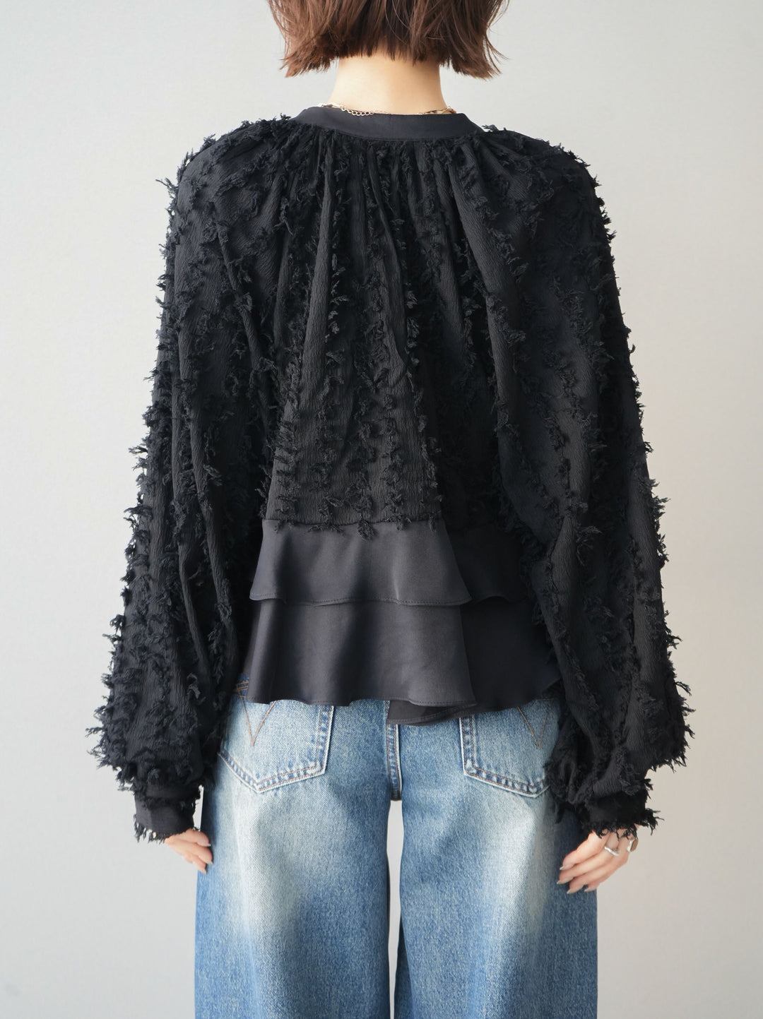 [予約]ジャガードぺプラムフリルブラウス/black