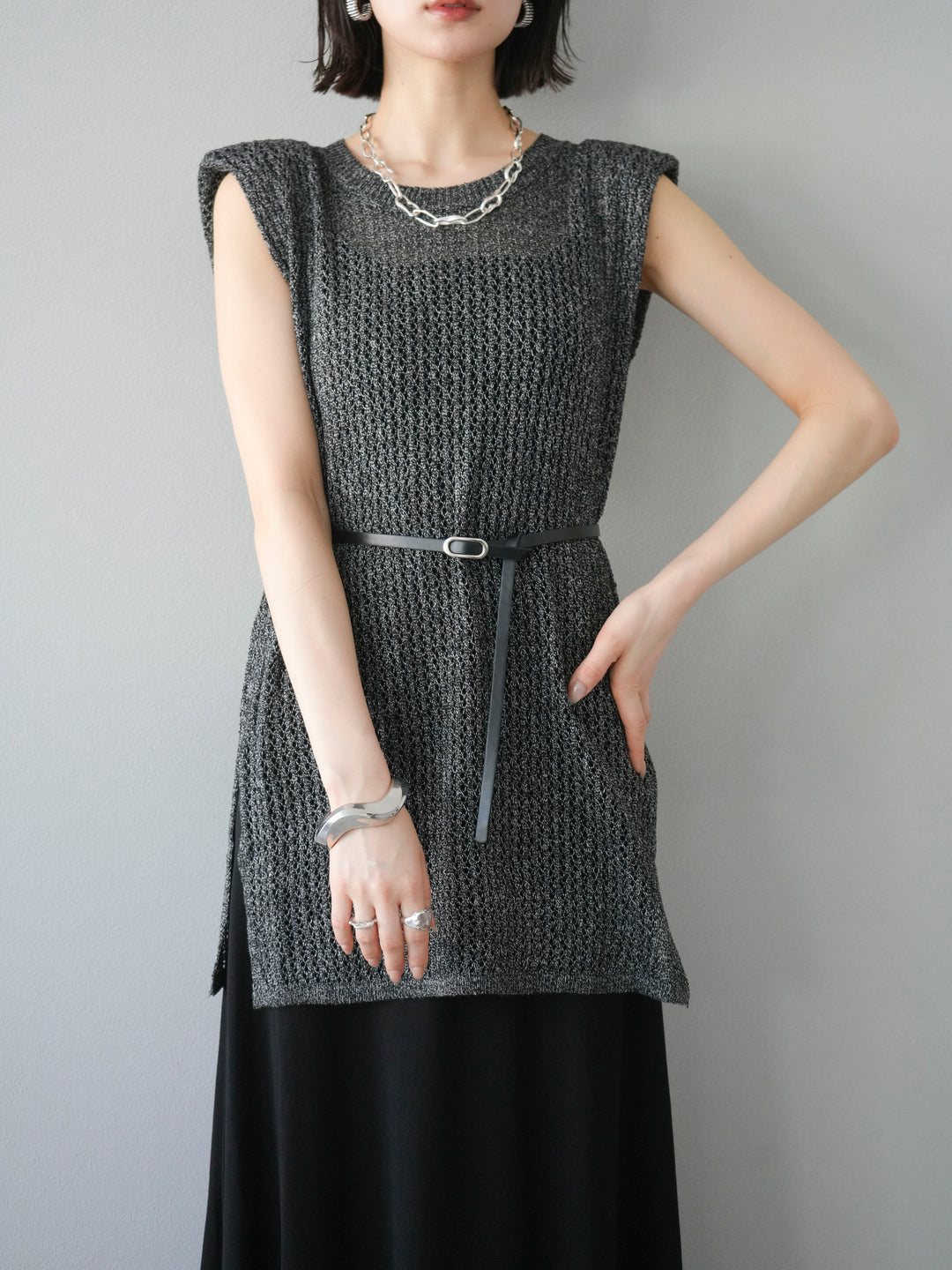 【預購】繫腰帶網眼針織連身裙/黑色