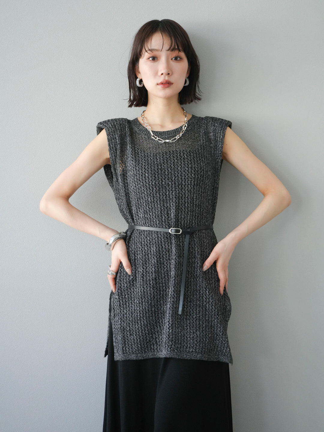 【預購】繫腰帶網眼針織連身裙/黑色