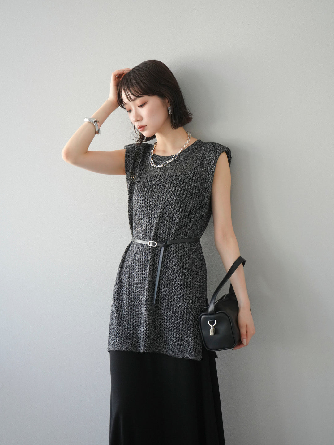 【預購】繫腰帶網眼針織連身裙/黑色