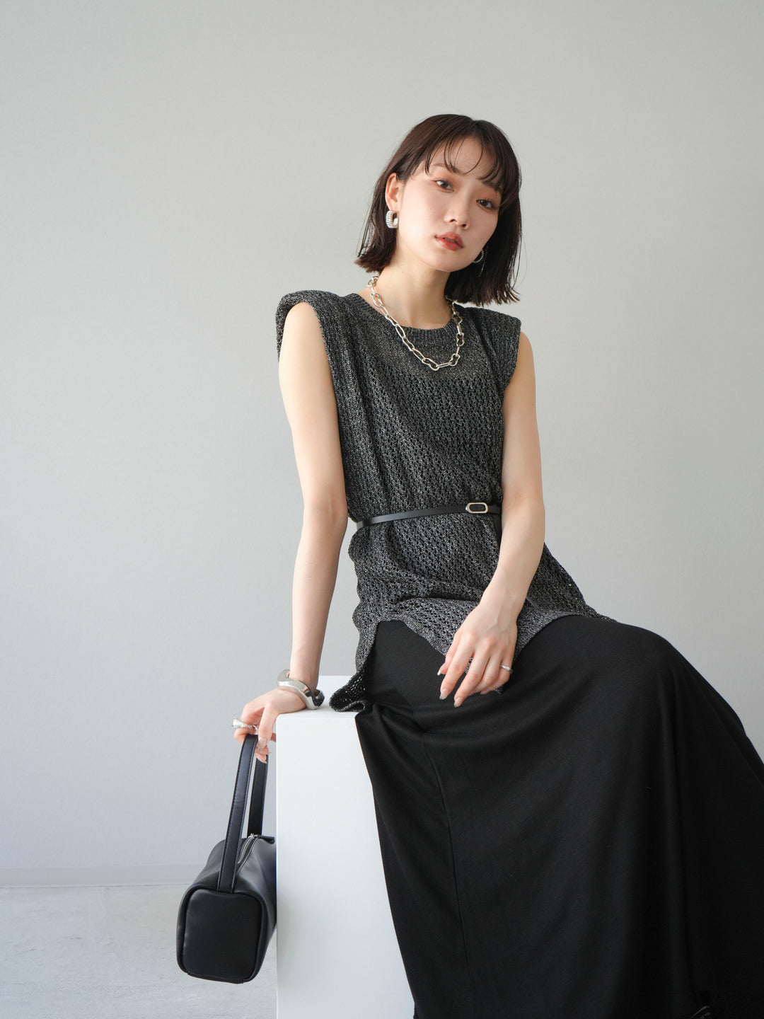 【預購】繫腰帶網眼針織連身裙/黑色