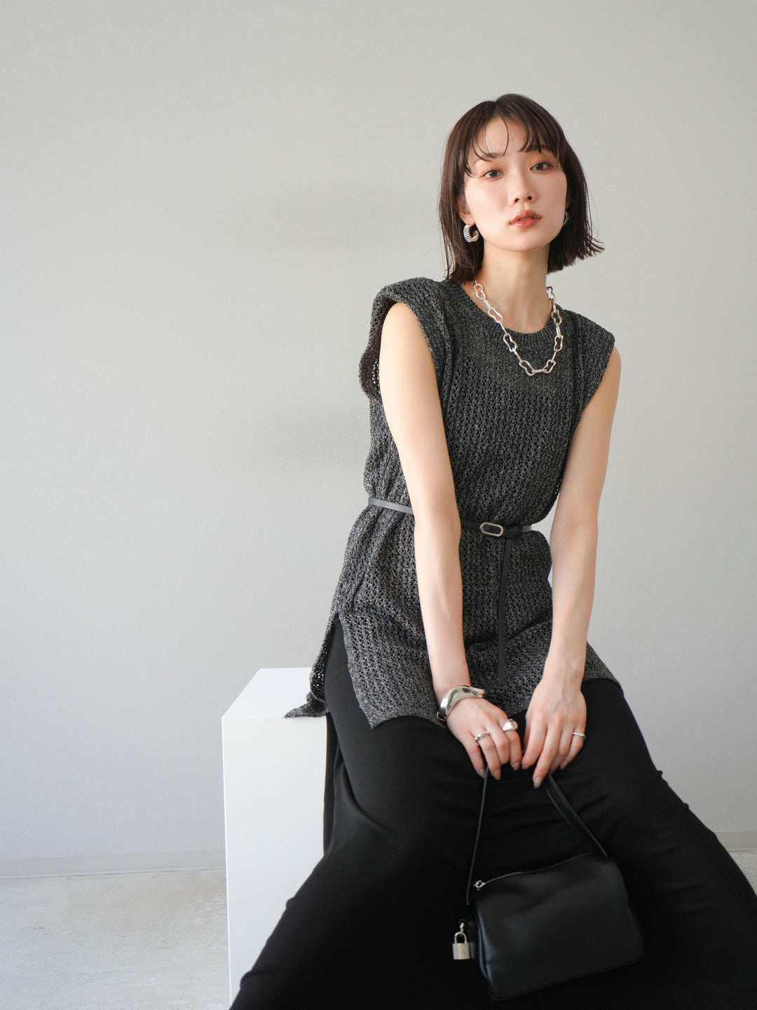 【預購】繫腰帶網眼針織連身裙/黑色