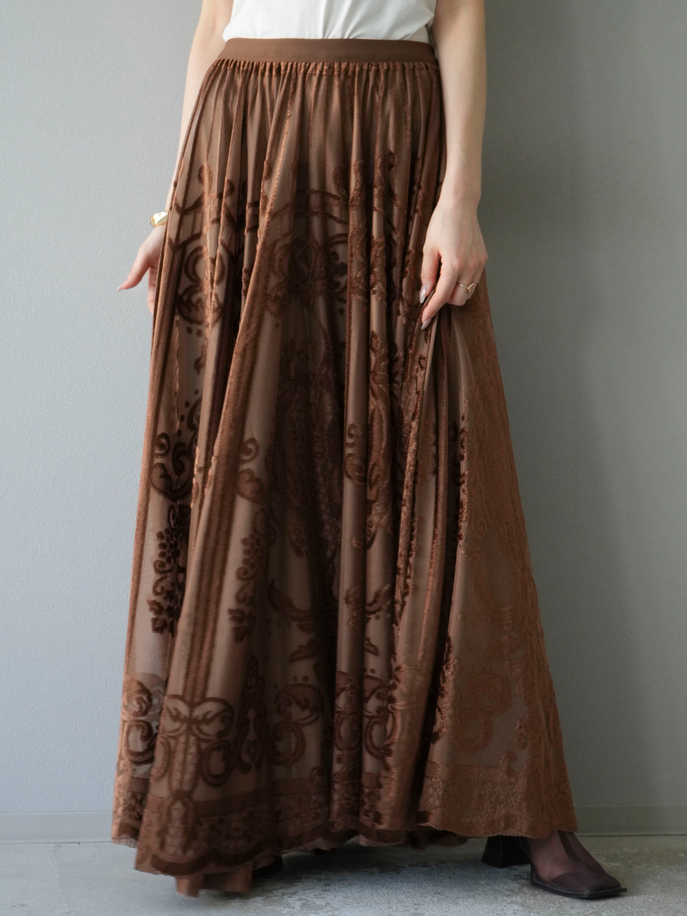 予約]アンティーク柄フロッキーマキシスカート/ブラウン – Lumier