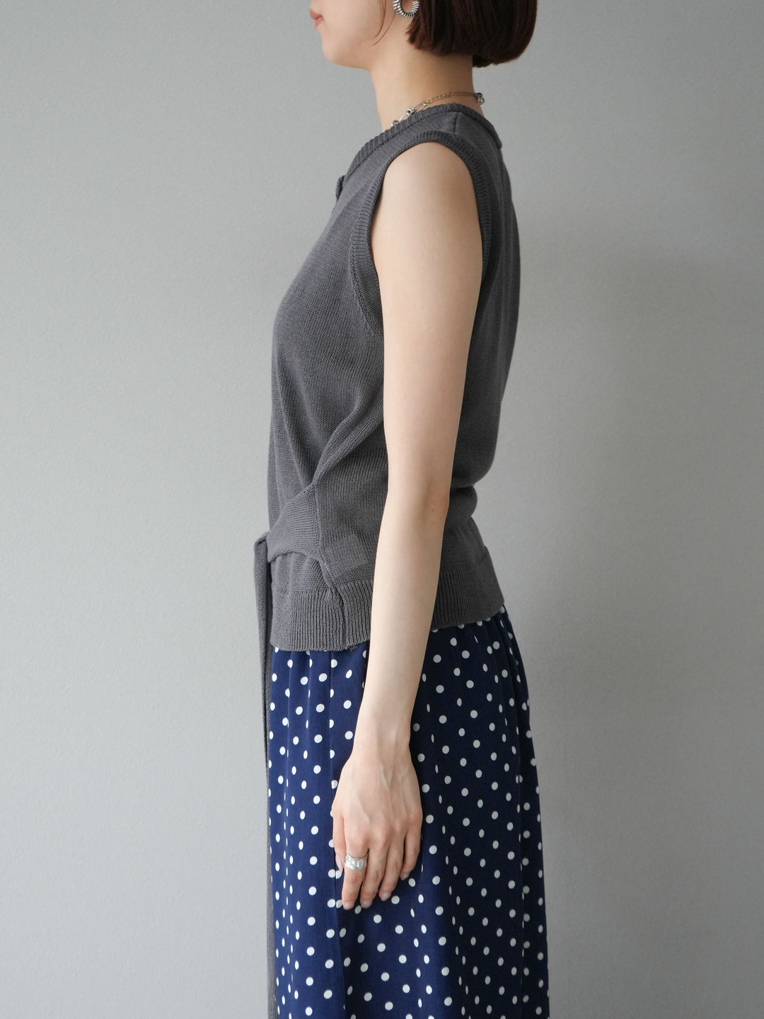 [予約]ウエストベルトニットベスト/チャコール