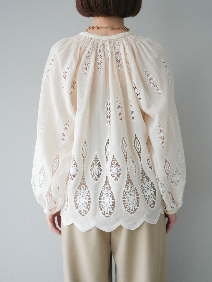 [予約]刺繍デザインブラウス/アイボリー