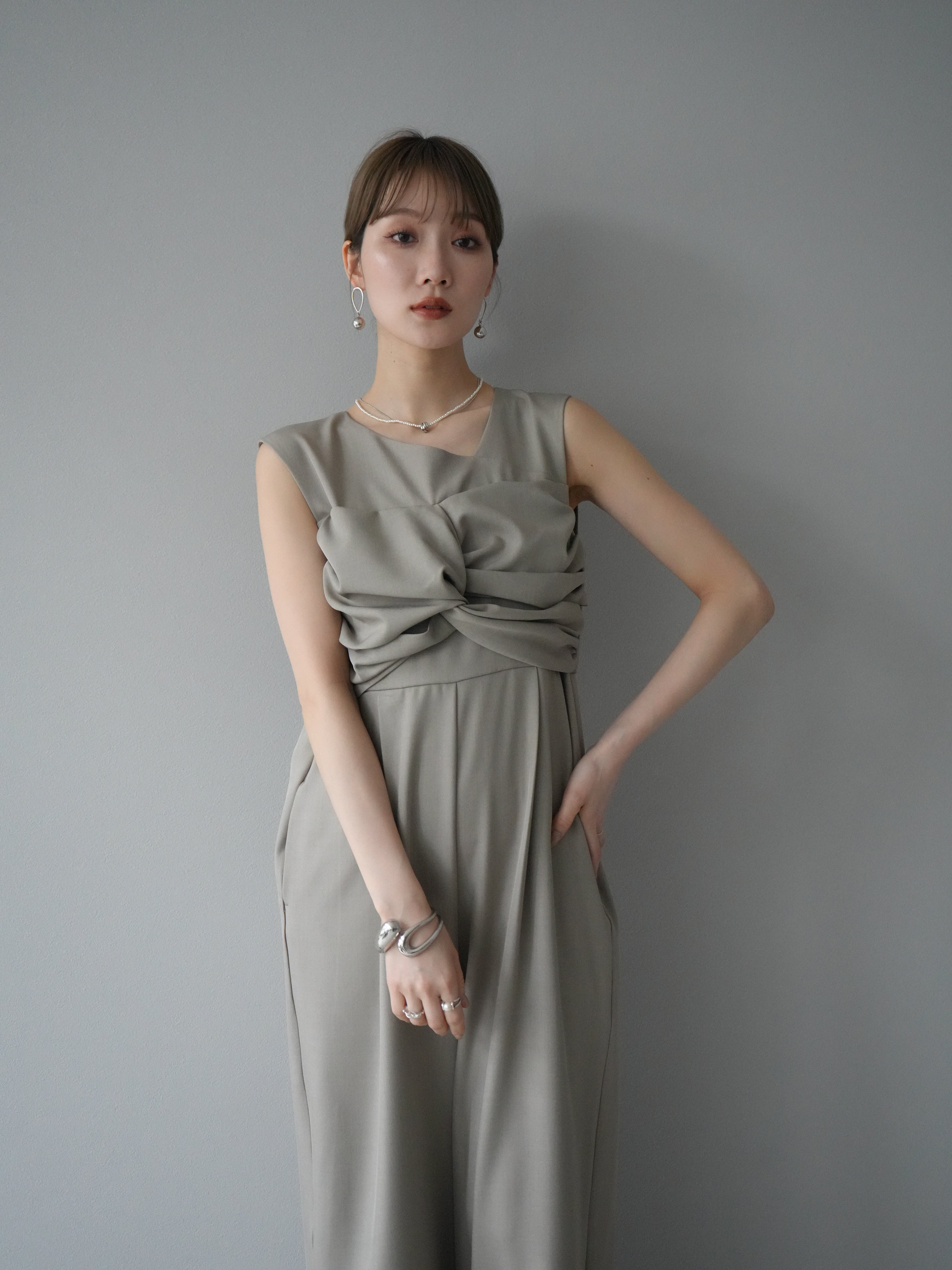 予約]ツイストアシンメトリーオールインワン/グレージュ – Lumier