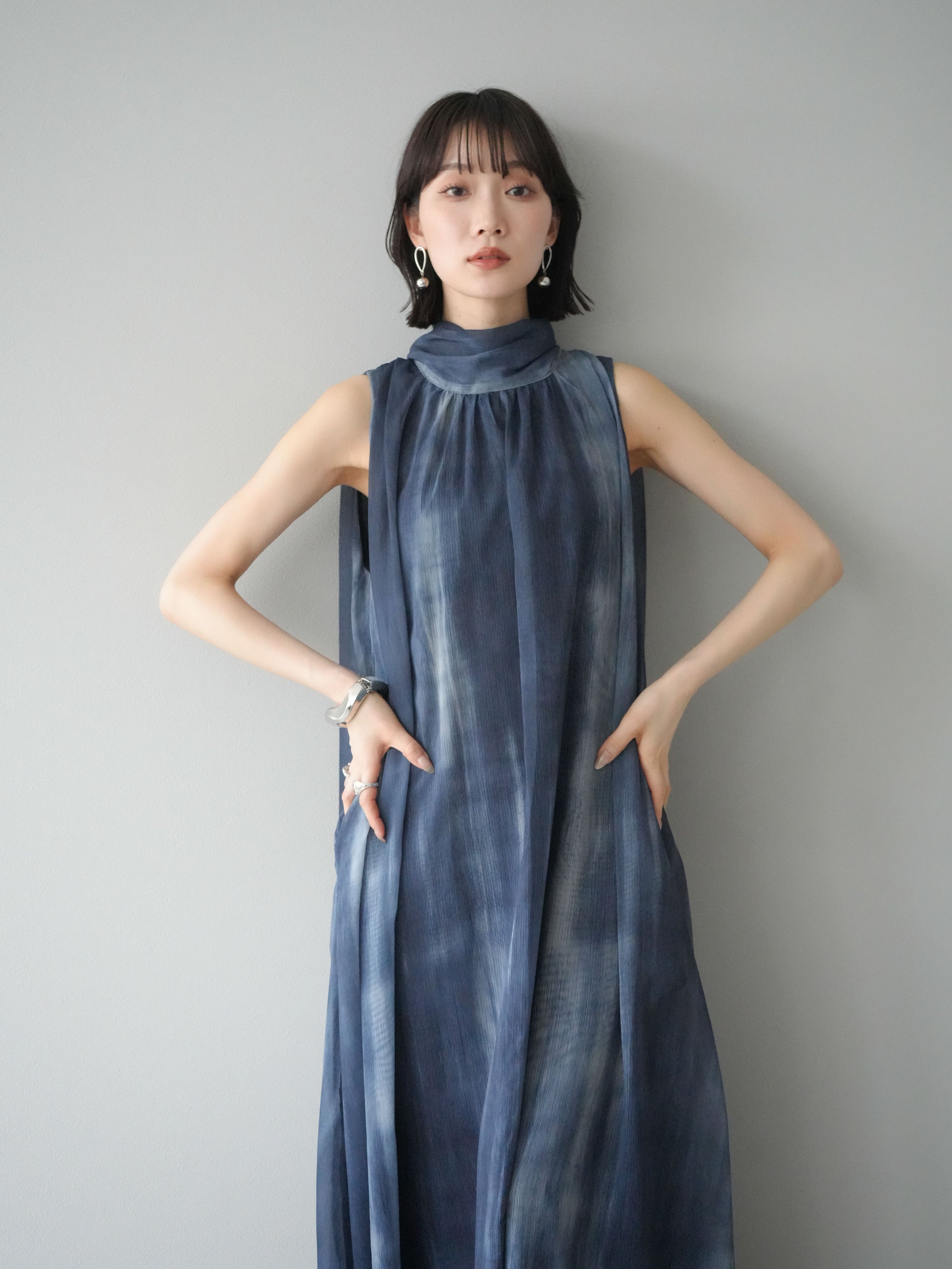 予約]ニュアンス柄ホルターネックシアーワンピース/ネイビー – Lumier