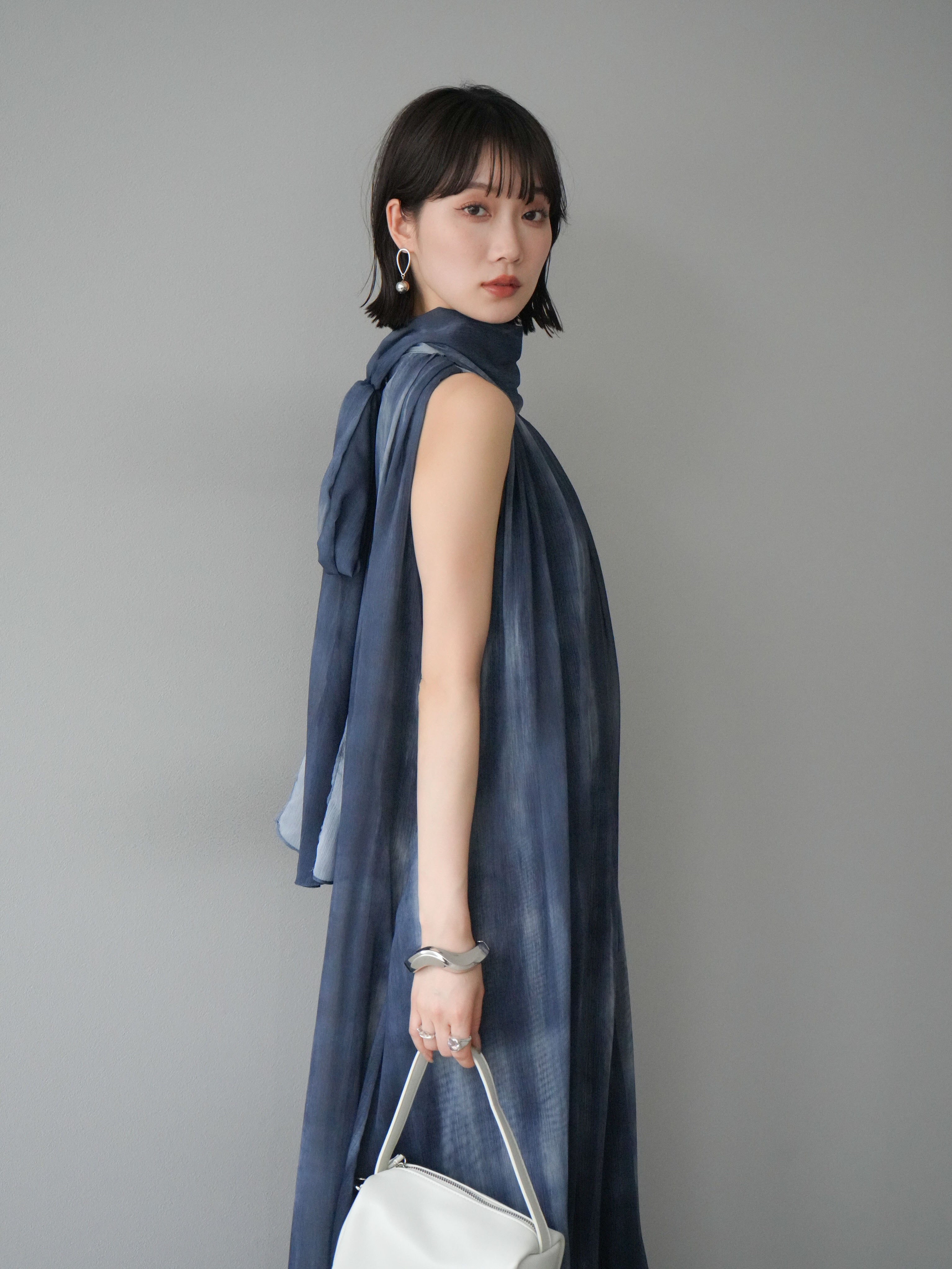 予約]ニュアンス柄ホルターネックシアーワンピース/ネイビー – Lumier