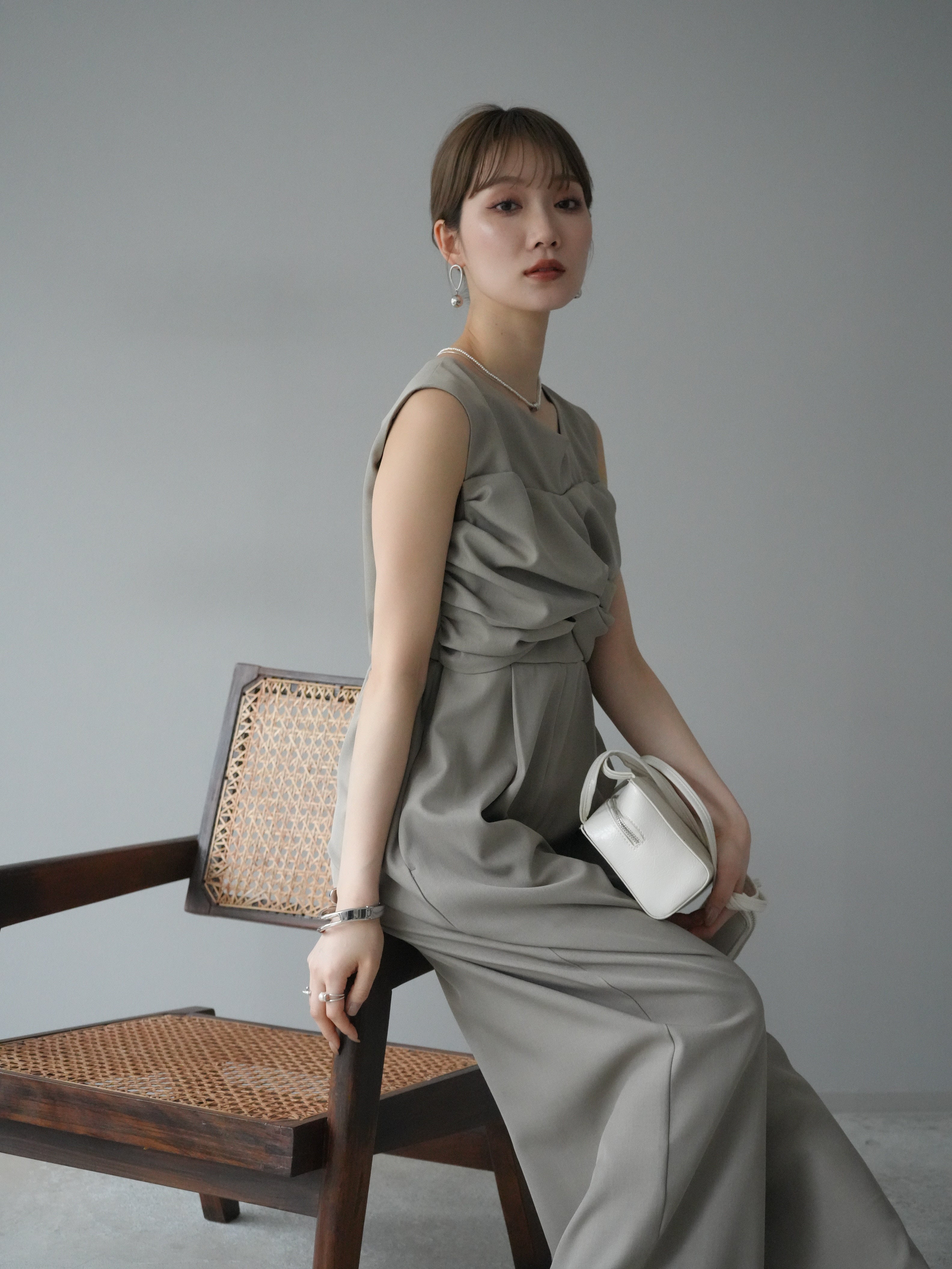 予約]ツイストアシンメトリーオールインワン/グレージュ – Lumier