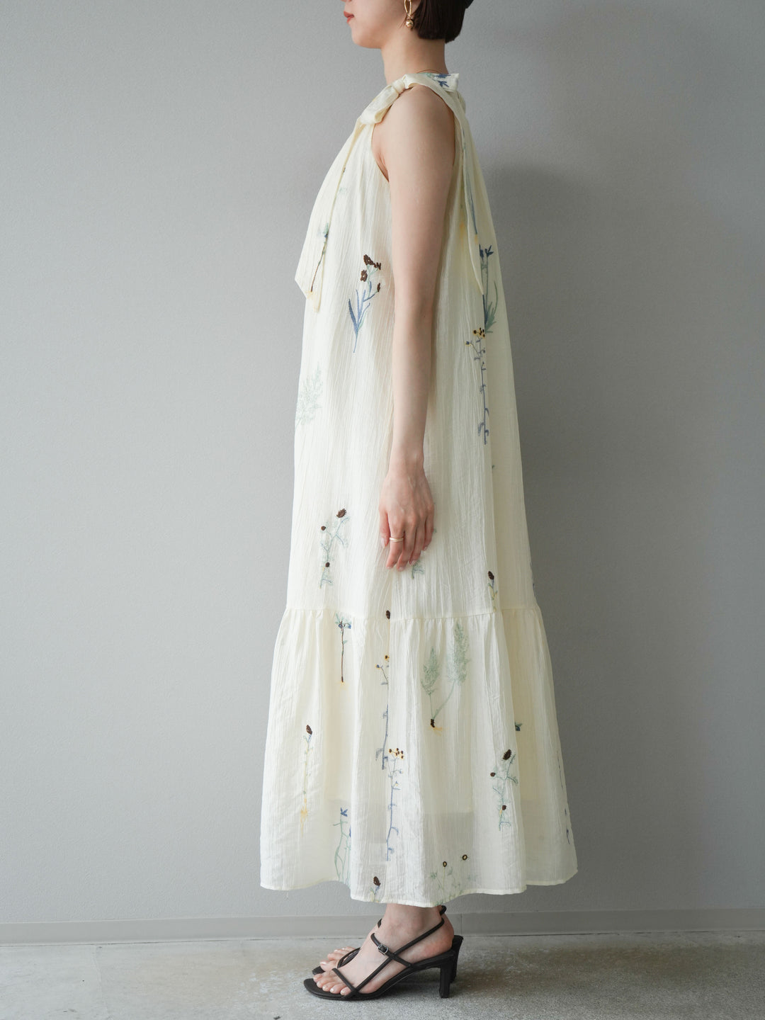[予約]フラワー刺繍ホルターワンピース/アイボリー