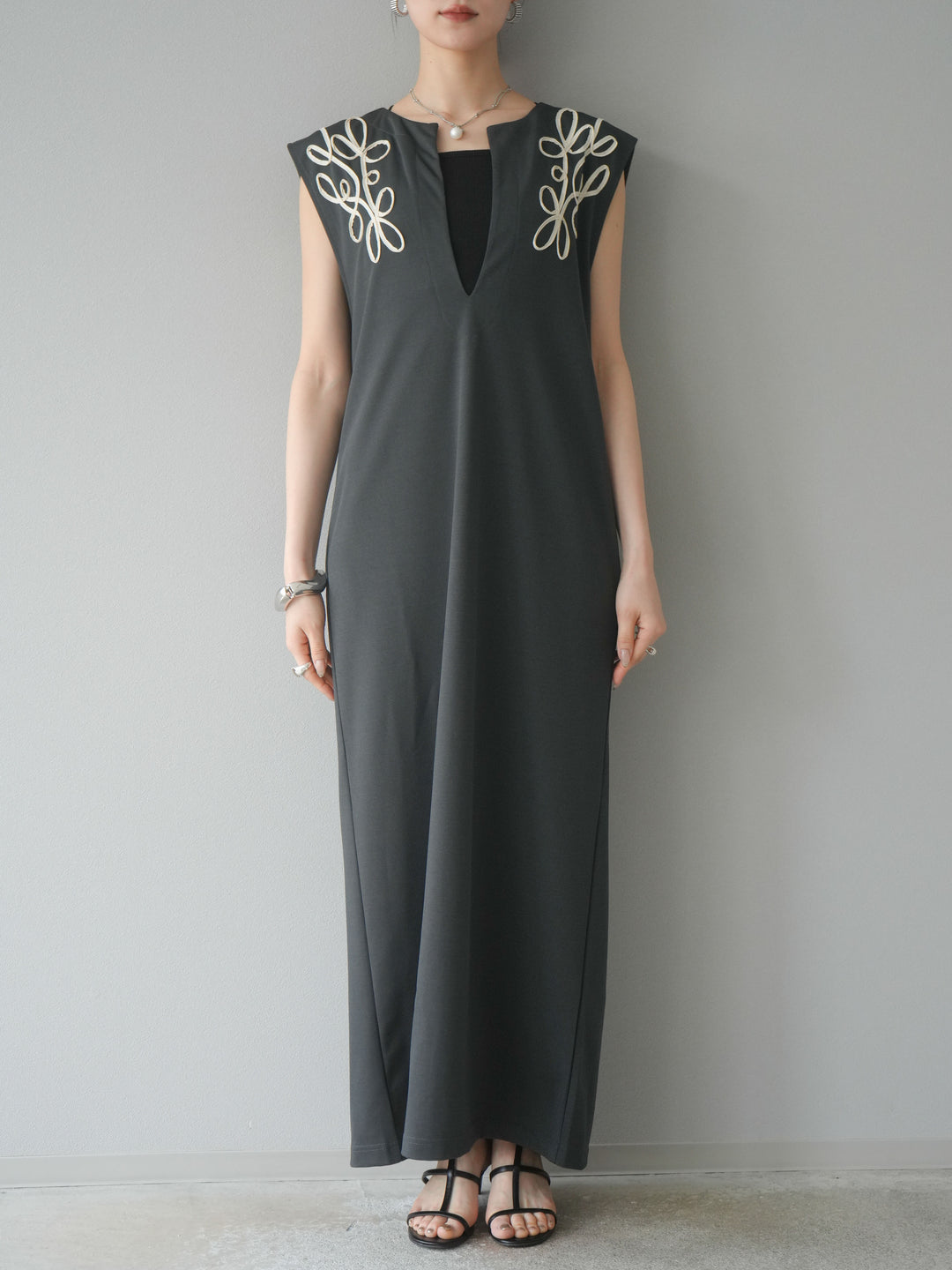 [予約]ライトポンチコード刺繍ワンピース/チャコール