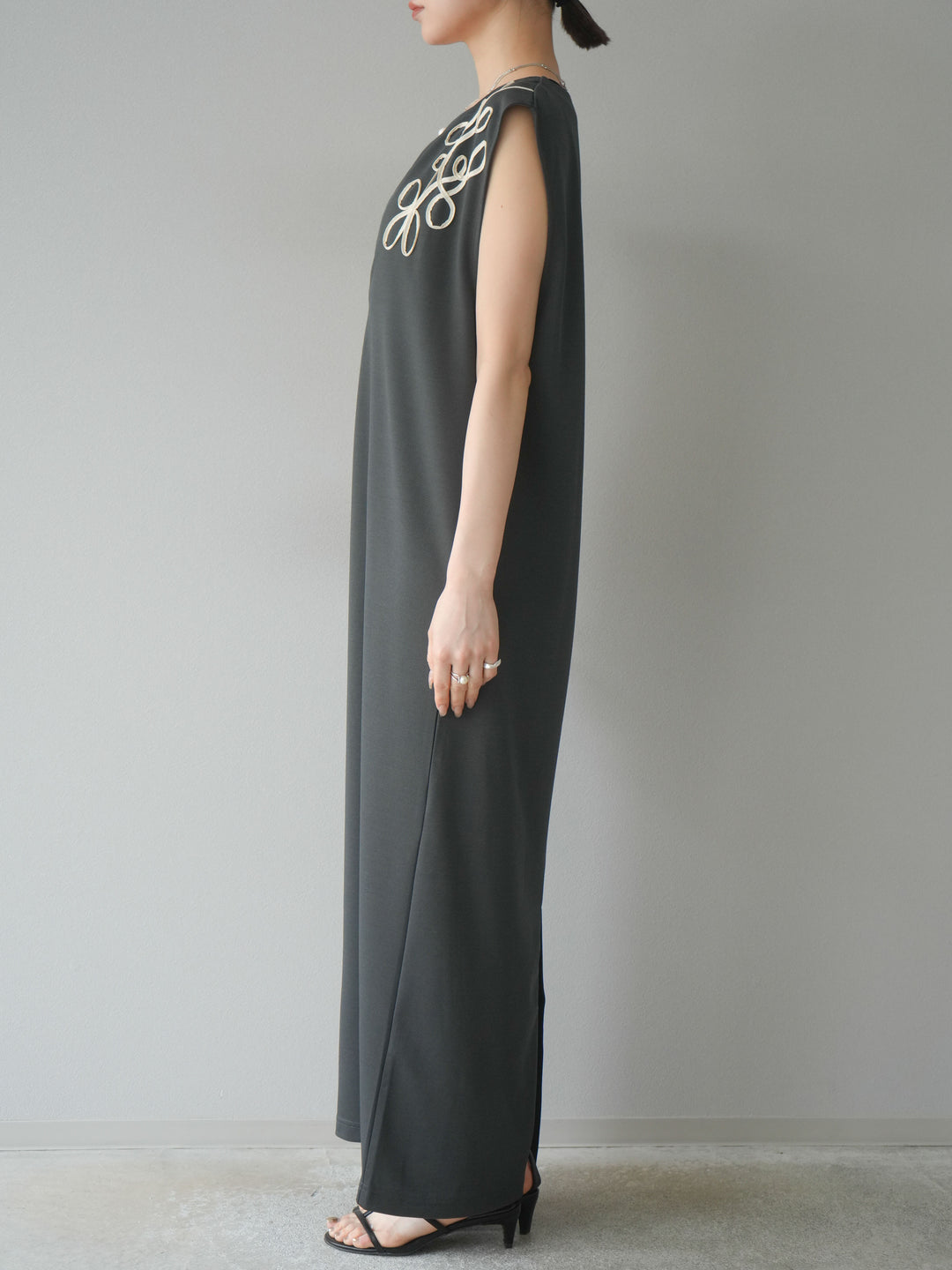 [予約]ライトポンチコード刺繍ワンピース/チャコール