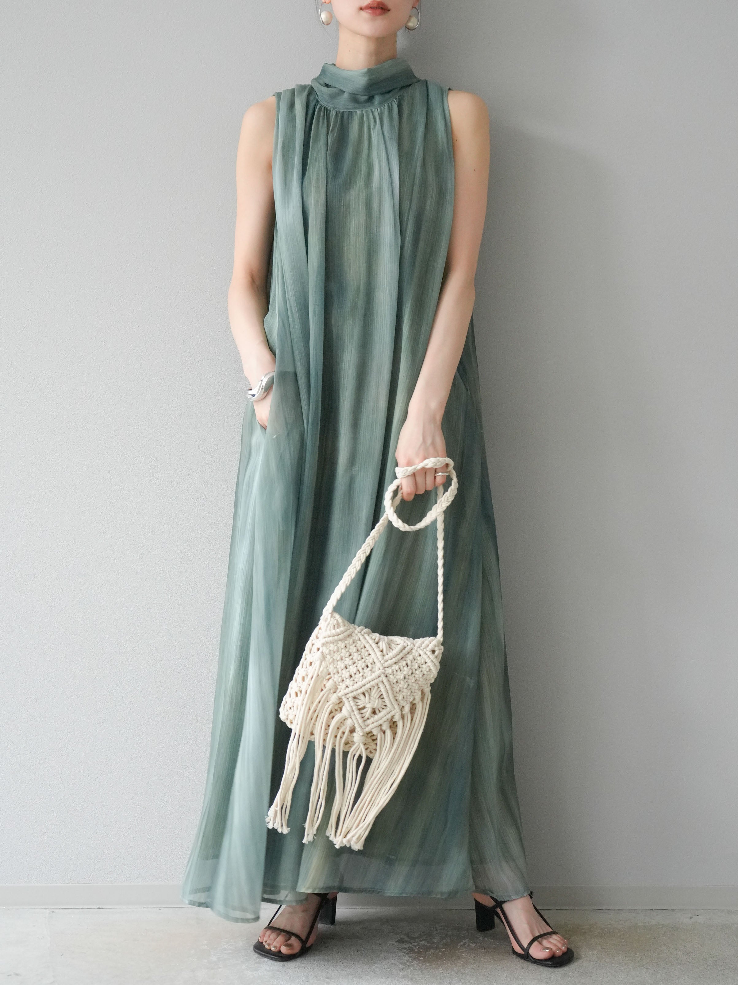 予約]ニュアンス柄ホルターネックシアーワンピース/グリーン – Lumier